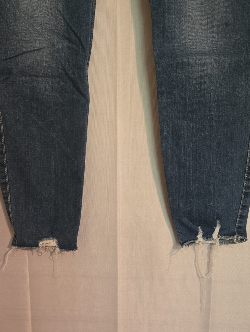 Hollister Women's Cropped Skinny Jeans in Medium Blue Wash Size 15L 32×28 NWOT - Picture 3 of 7